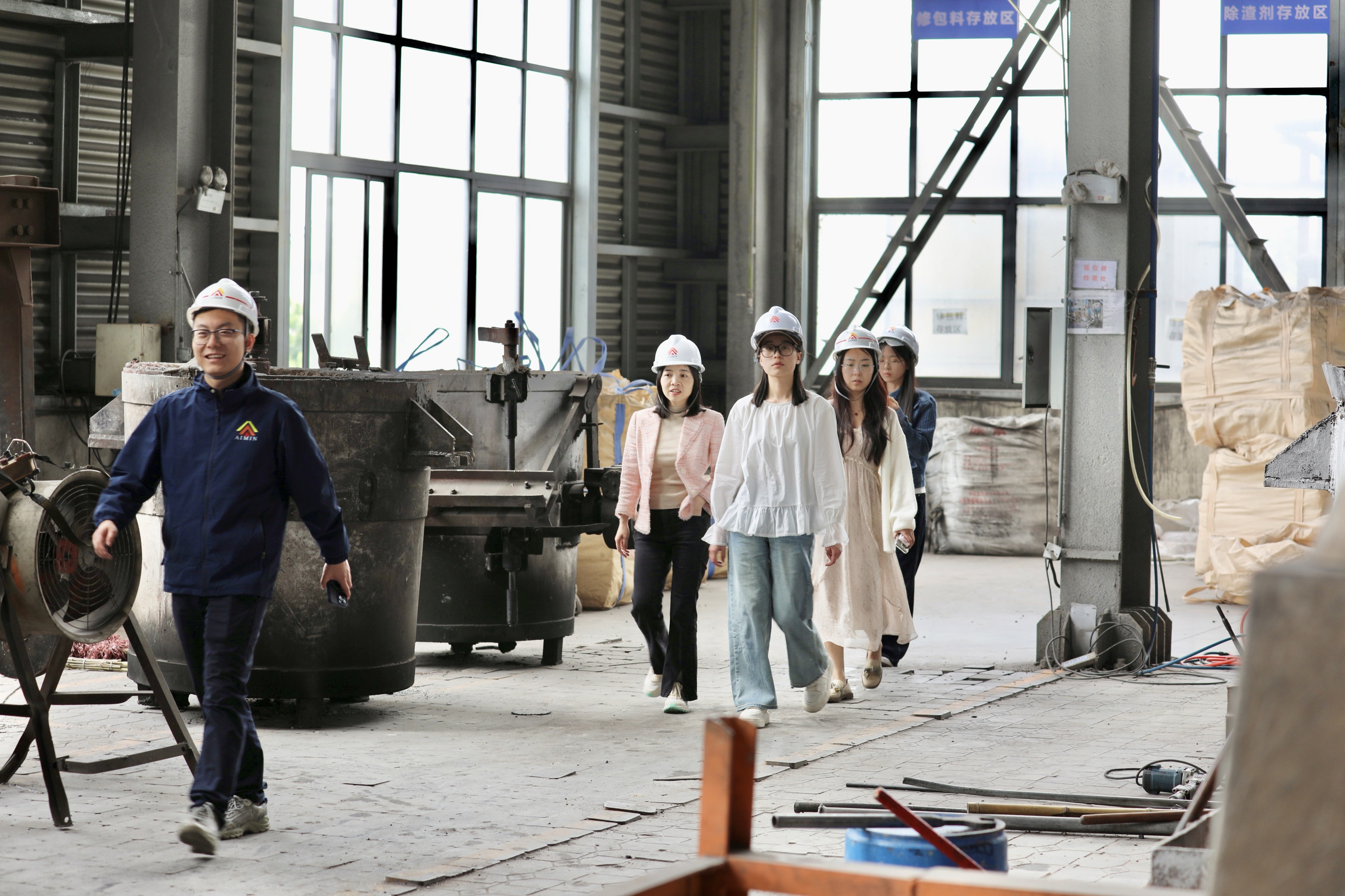 Long-term cooperative customers visited our factory