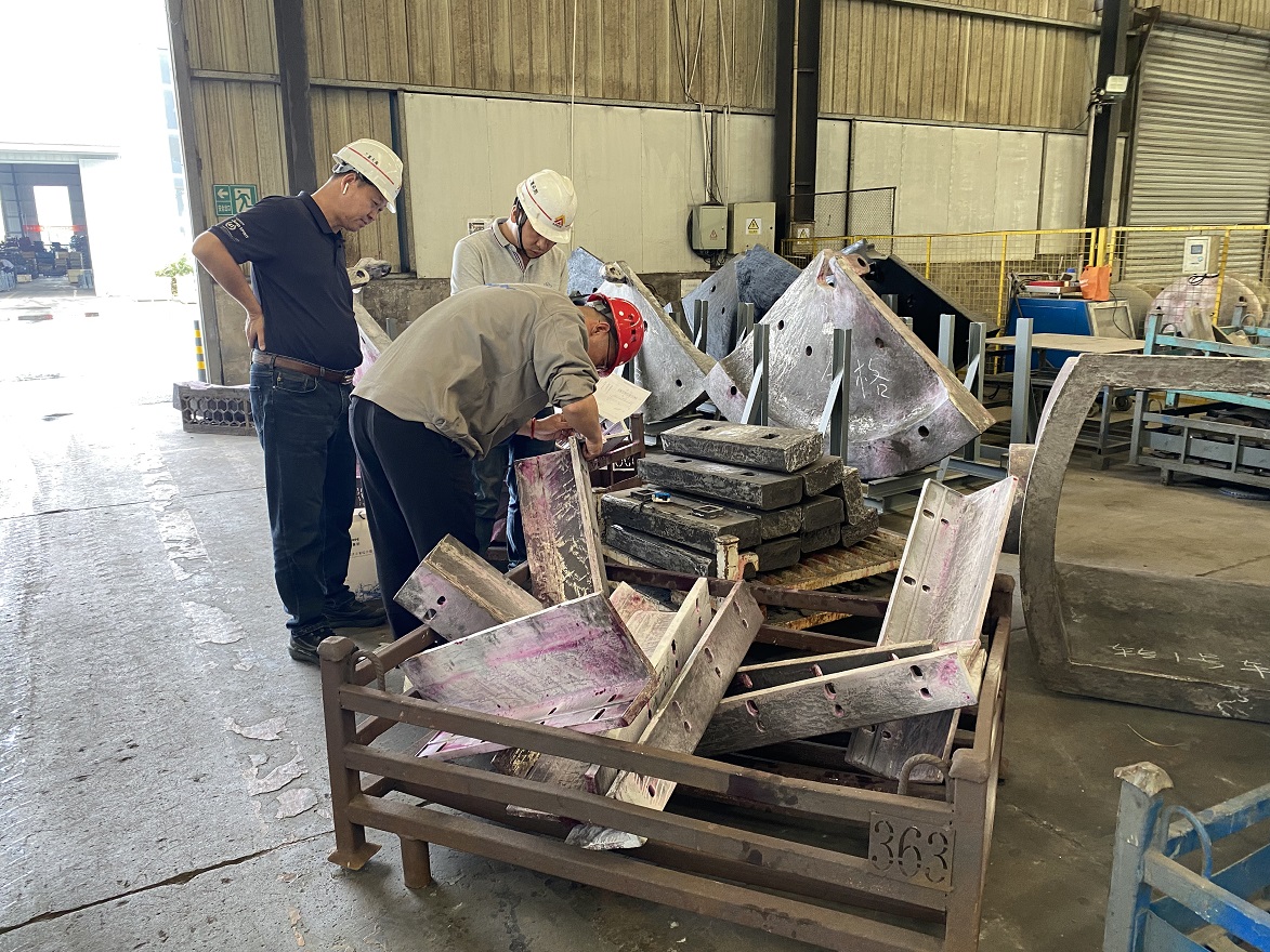 Technical Team from Nanjing Xipu Heavy Machinery Co., Ltd. Visited Our Company for On-Site Acceptance of Sealing Strip Products